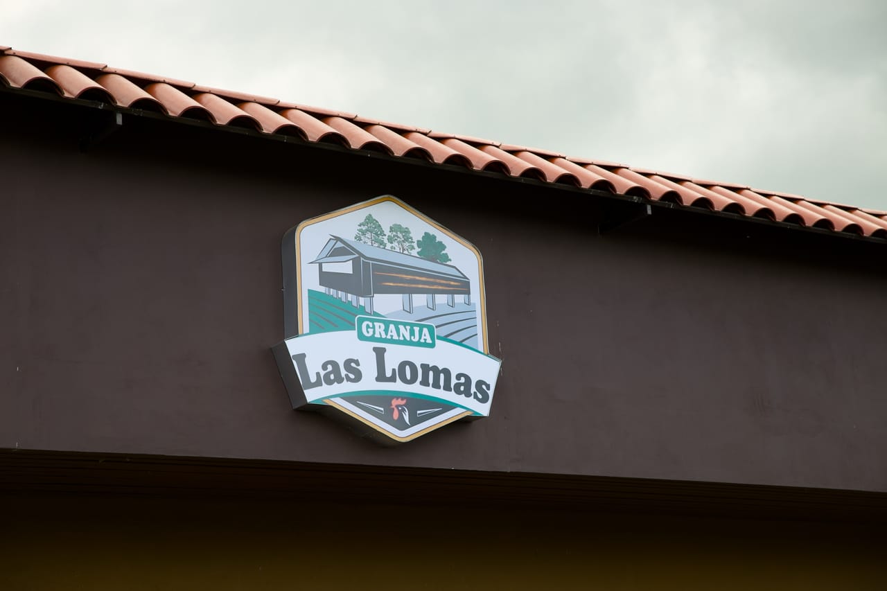 Rótulo de Granja Las Lomas en la fachada de las instalaciones